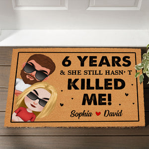 She Still Hasn't Killed Me - Doormat - Gift For Couple - Doormat - GoDuckee