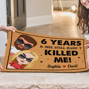 She Still Hasn't Killed Me - Doormat - Gift For Couple - Doormat - GoDuckee