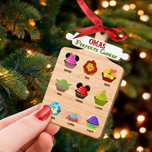 Omas Perfekte Charge, Cupcake Kinderornament, Weihnachtsgeschenk für die Familie 01HUTI281023QN - Ornament - GoDuckee