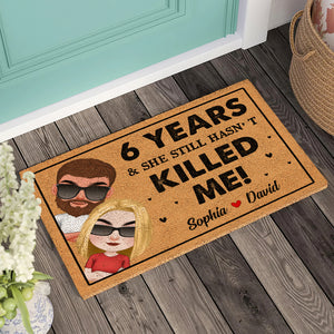 She Still Hasn't Killed Me - Doormat - Gift For Couple - Doormat - GoDuckee
