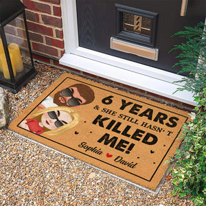 She Still Hasn't Killed Me - Doormat - Gift For Couple - Doormat - GoDuckee