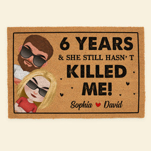 She Still Hasn't Killed Me - Doormat - Gift For Couple - Doormat - GoDuckee
