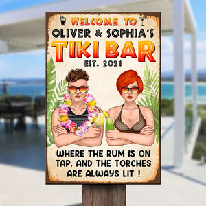 Personalized Hawaii Wreath Couple Metal Sign - Welcome To Tiki Bar - Couple With Arms Crossed - Metal Wall Art - GoDuckee