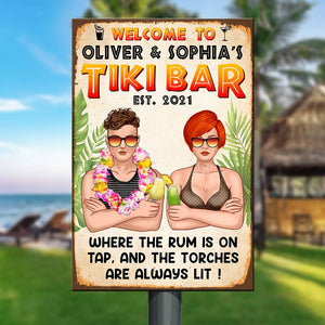Personalized Hawaii Wreath Couple Metal Sign - Welcome To Tiki Bar - Couple With Arms Crossed - Metal Wall Art - GoDuckee