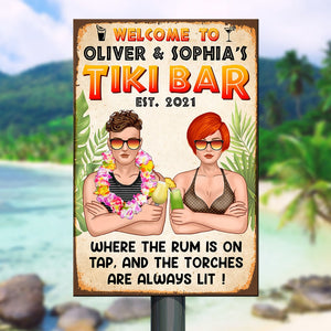Personalized Hawaii Wreath Couple Metal Sign - Welcome To Tiki Bar - Couple With Arms Crossed - Metal Wall Art - GoDuckee