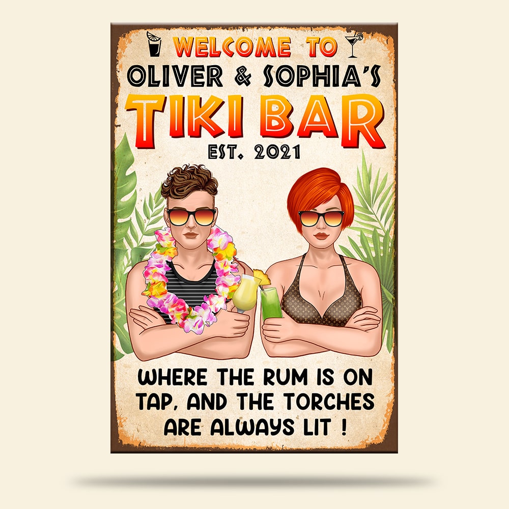 Personalized Hawaii Wreath Couple Metal Sign - Welcome To Tiki Bar - Couple With Arms Crossed - Metal Wall Art - GoDuckee