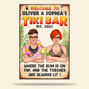Personalized Hawaii Wreath Couple Metal Sign - Welcome To Tiki Bar - Couple With Arms Crossed - Metal Wall Art - GoDuckee