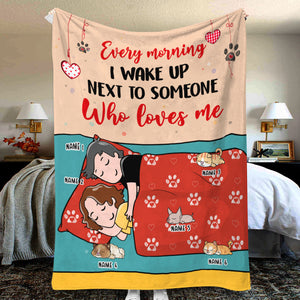 Personalized Cat Mom & Dad Blanket - Every Morning I Wake Up Next To Someone Who Loves Me - Blanket - GoDuckee